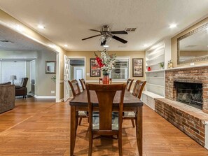 Dining - 3 BR home with a Gameroom (close to campus) (Norman)