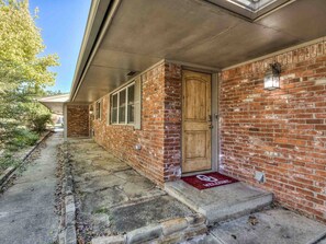 Exterior detail - 3 BR home with a Gameroom (close to campus) (Norman)