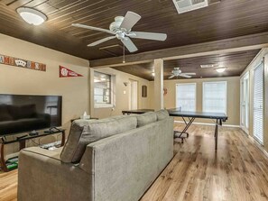 Smart TV, fireplace, video games, table tennis - 3 BR home with a Gameroom (close to campus) (Norman)