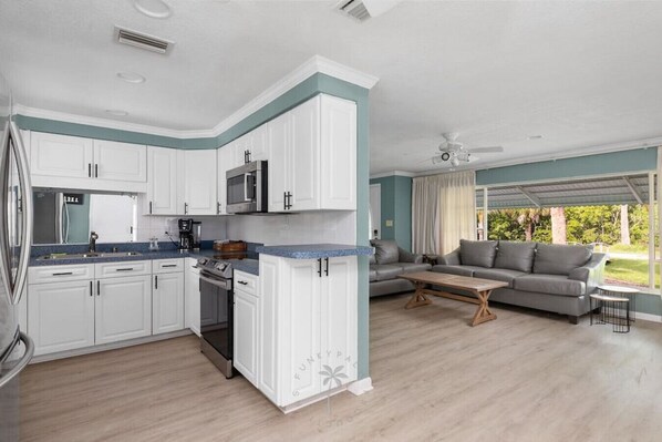 Fridge, microwave, oven, stovetop - Relaxing 4 bedroom home with heated Pool (Punta Gorda)