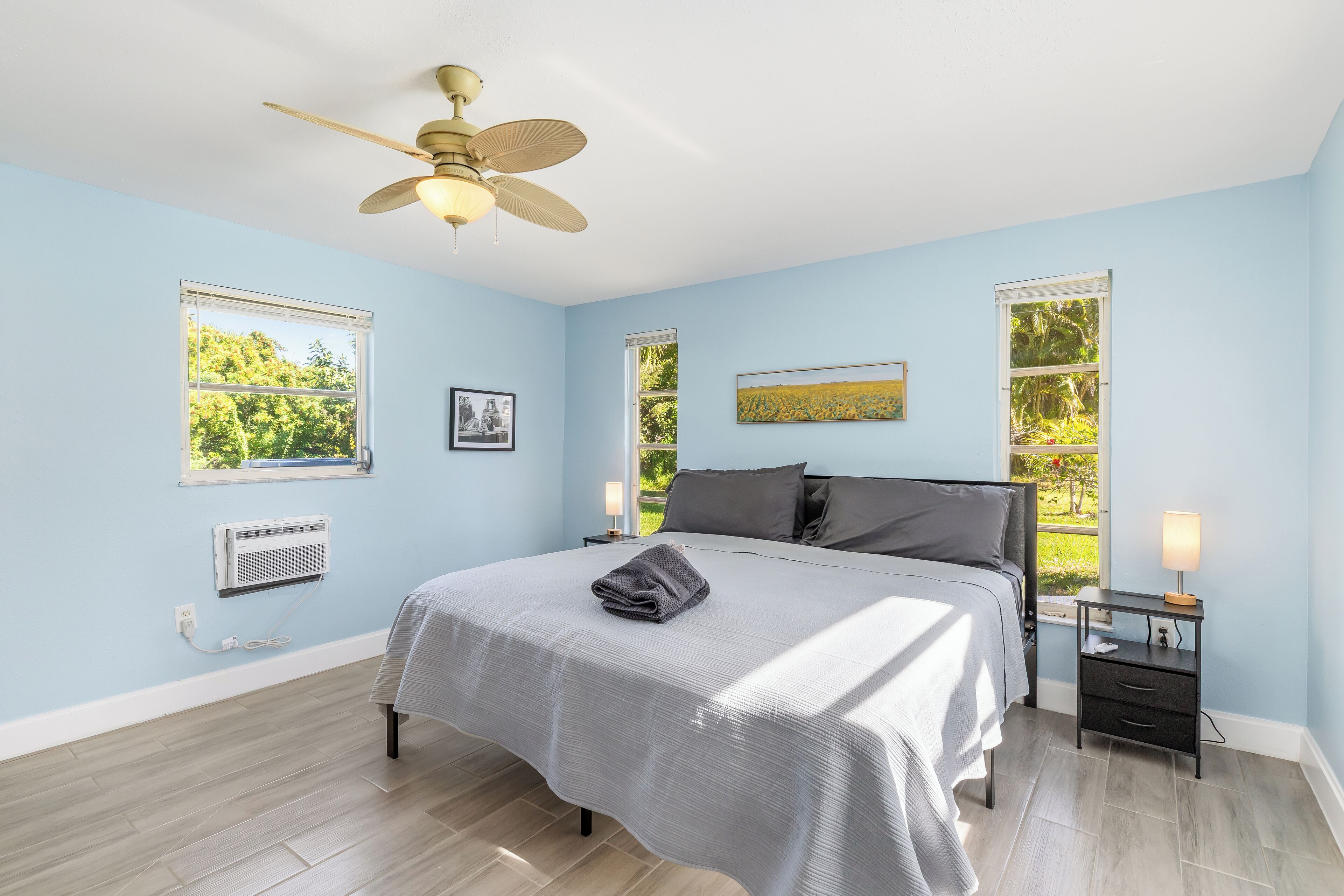 4 chambres, bureau, fer et planche à repasser, lit parapluie