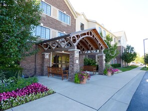 Exterior - Free Breakfast Buffet. Pool, Hot Tub & Gym Access! (Novi)