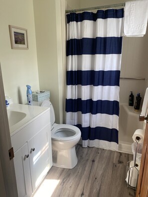 Een douche, een haardroger, handdoeken, zeep
