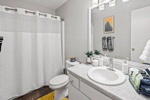 Ensemble douche/baignoire, sèche-cheveux, serviettes fournies