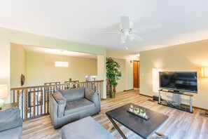 Smart-TV, Kamin, Bücher, Stereoanlage