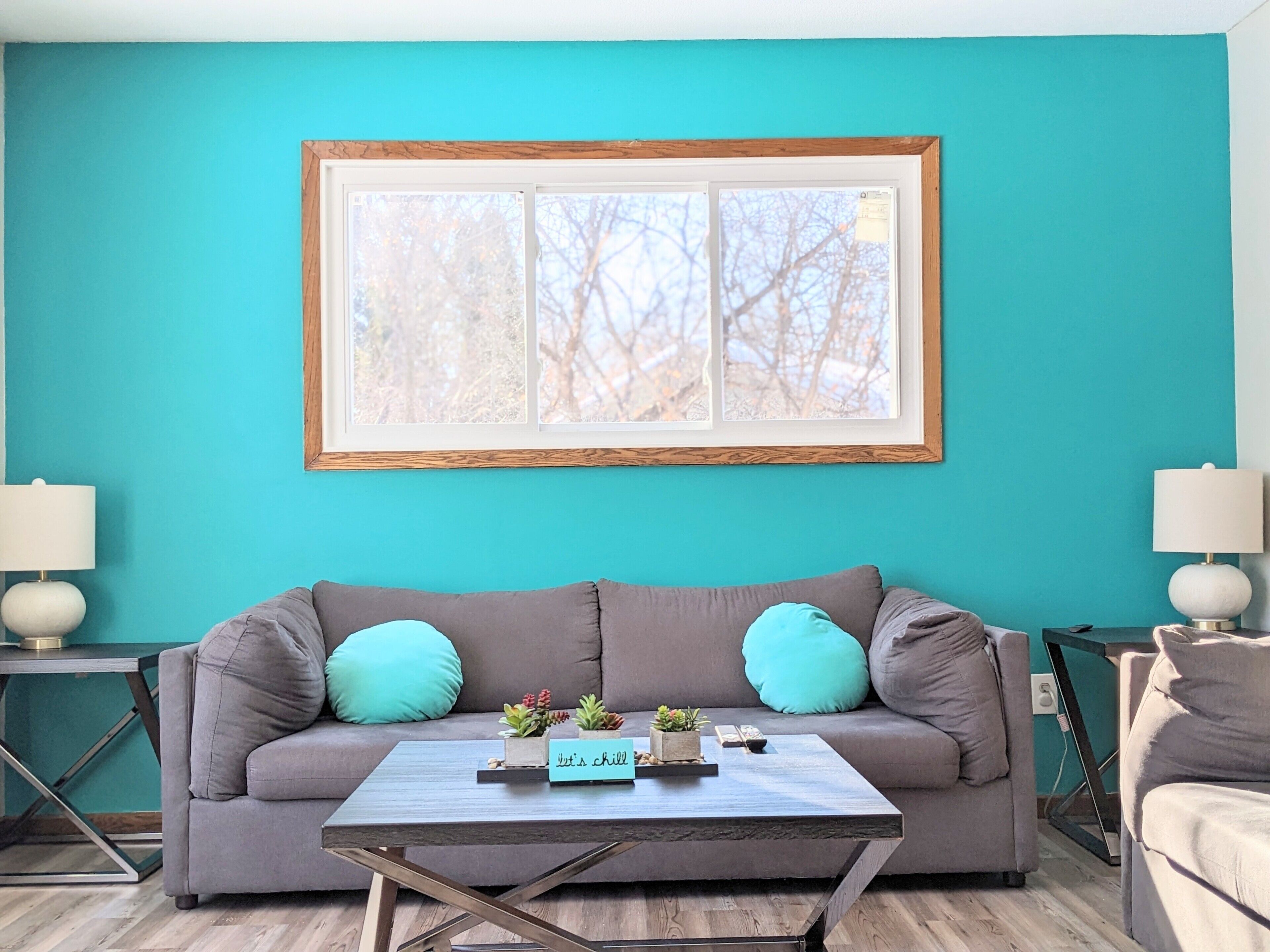 Una Smart TV, una chimenea, libros, un reproductor estéreo