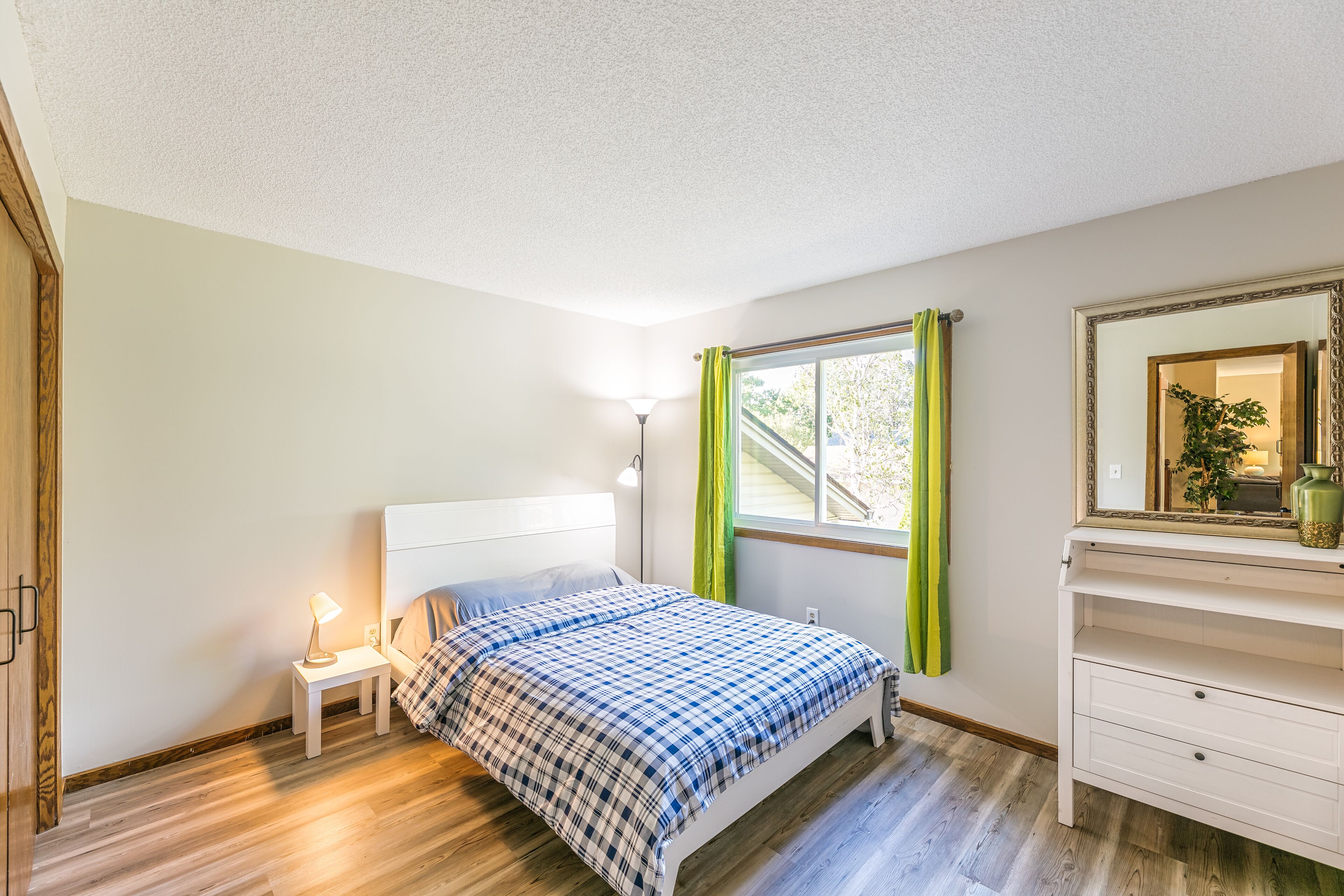 4 habitaciones, escritorio y tabla de planchar con plancha 