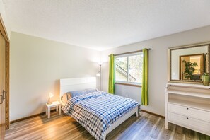 4 bedrooms, desk, iron/ironing board, travel cot - 4 Bed home near downtown Minneapolis/airport, Views, Near MOA/MSP, quiet area (Plymouth)