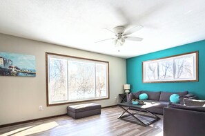 Smart TV, fireplace, books, stereo - 4 Bed home near downtown Minneapolis/airport, Views, Near MOA/MSP, quiet area (Plymouth)