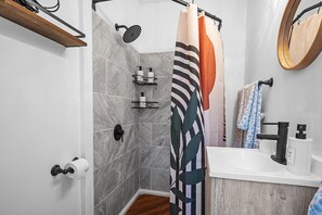 Dusche, Haartrockner, Handtücher, Seife