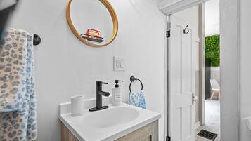 Douche, sĂšche-cheveux, serviettes fournies, savon