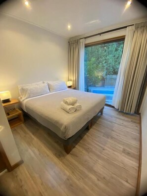 Basic Double Room | Bed sheets - HOTEL BORDELUZ (Villarrica)