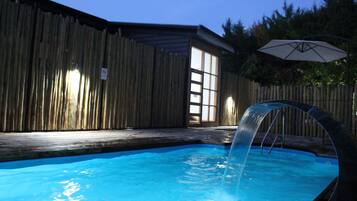 Piscina coberta, piscina a l'aire lliure de temporada i para-sols