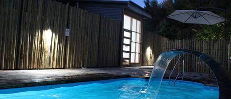 Innenpool, Außenpool (je nach Saison geöffnet), Sonnenschirme