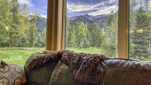 Fernie ON THE MOUNTAIN luxury 2 bedrooms 3 beds (1 king, 2 queen), 2 baths. 