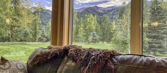 Fernie ON THE MOUNTAIN luxury 2 bedrooms 3 beds (1 king, 2 queen), 2 baths. 