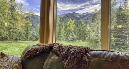 Fernie ON THE MOUNTAIN luxury 2 bedrooms 3 beds (1 king, 2 queen), 2 baths.