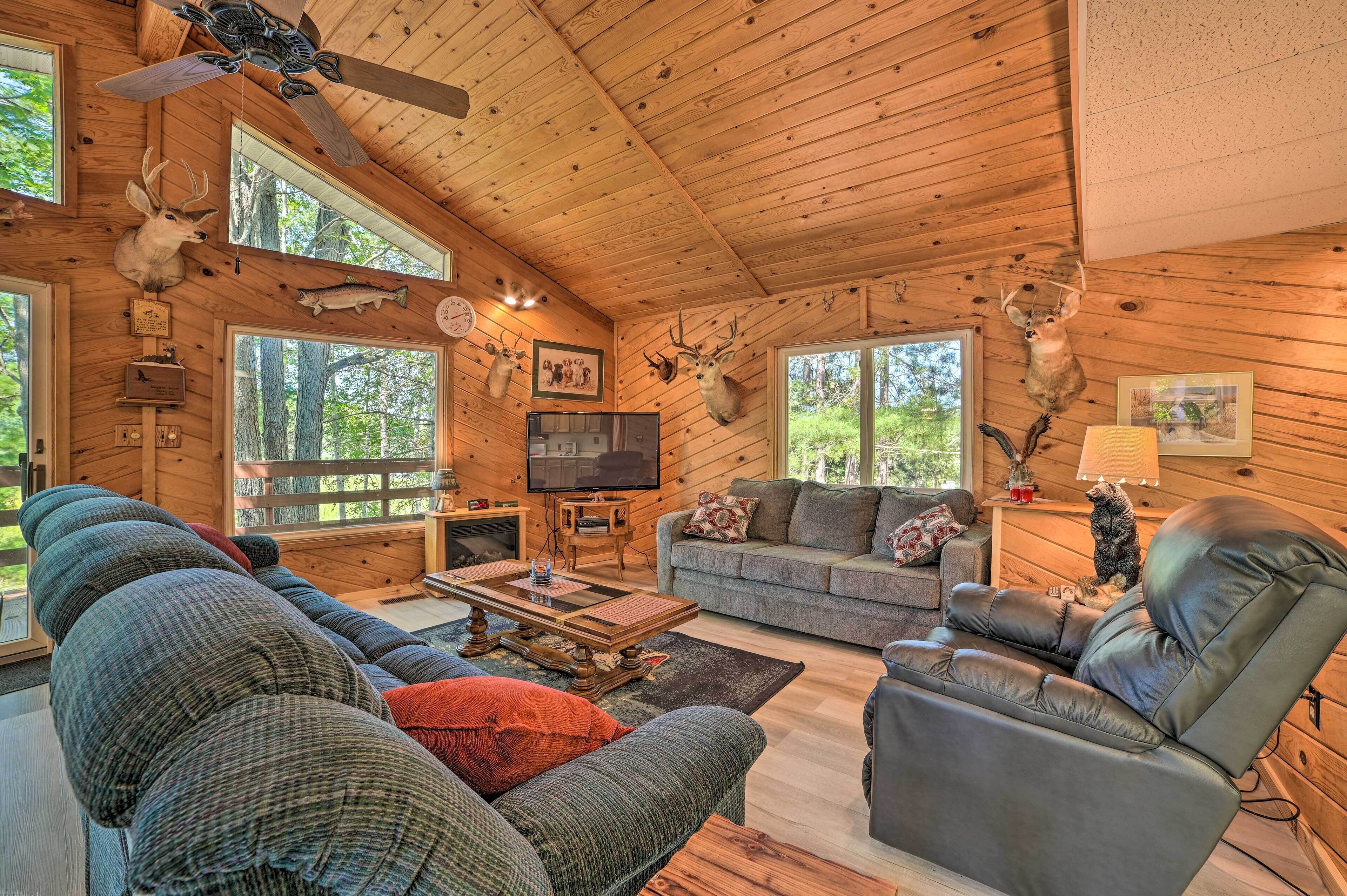 Flat-screen TV, fireplace, DVD player