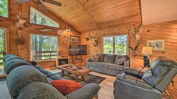 Flat-screen TV, fireplace, DVD player