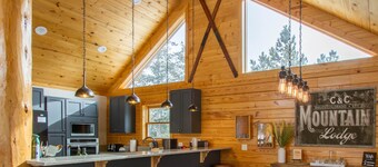 Mountain Lodge. Large kitchen hot tub, fire pit.