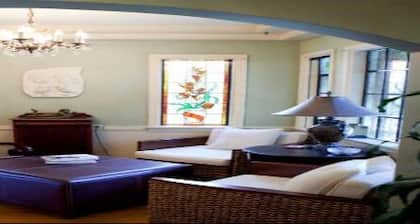 Charismatic Home Near Plaza Sstelite