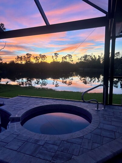 Sunny Suite Retreat! – 7 Bed, 4 Bath, FREE Heated Spa & Pool
