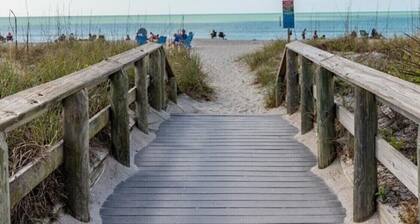 Sunny Suite Retreat! – 7 Bed, 4 Bath, FREE Heated Spa & Pool