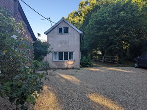 Property grounds - Peaceful stay in rural Norfolk surrounded by trees and animals (Bressingham)