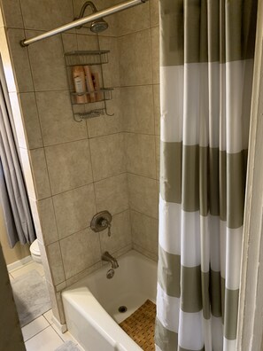 Duschwanne, Handtücher, Seife