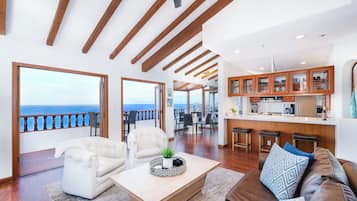 Una Smart TV, una chimenea, una pantalla de ordenador