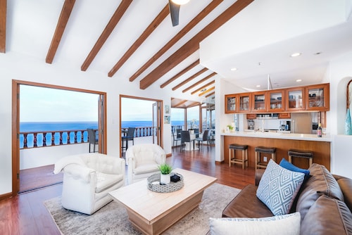 H245 10/10 stars! Immaculate & Only 21 Steps+ New Golf Cart. Insane ocean views.