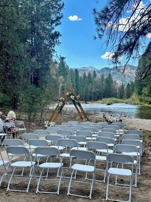 Outdoor banquet area - Secluded 7,800 SqFt Cabin in the Woods- Pond, River, Theater, Disc Golf & More (Featherville)