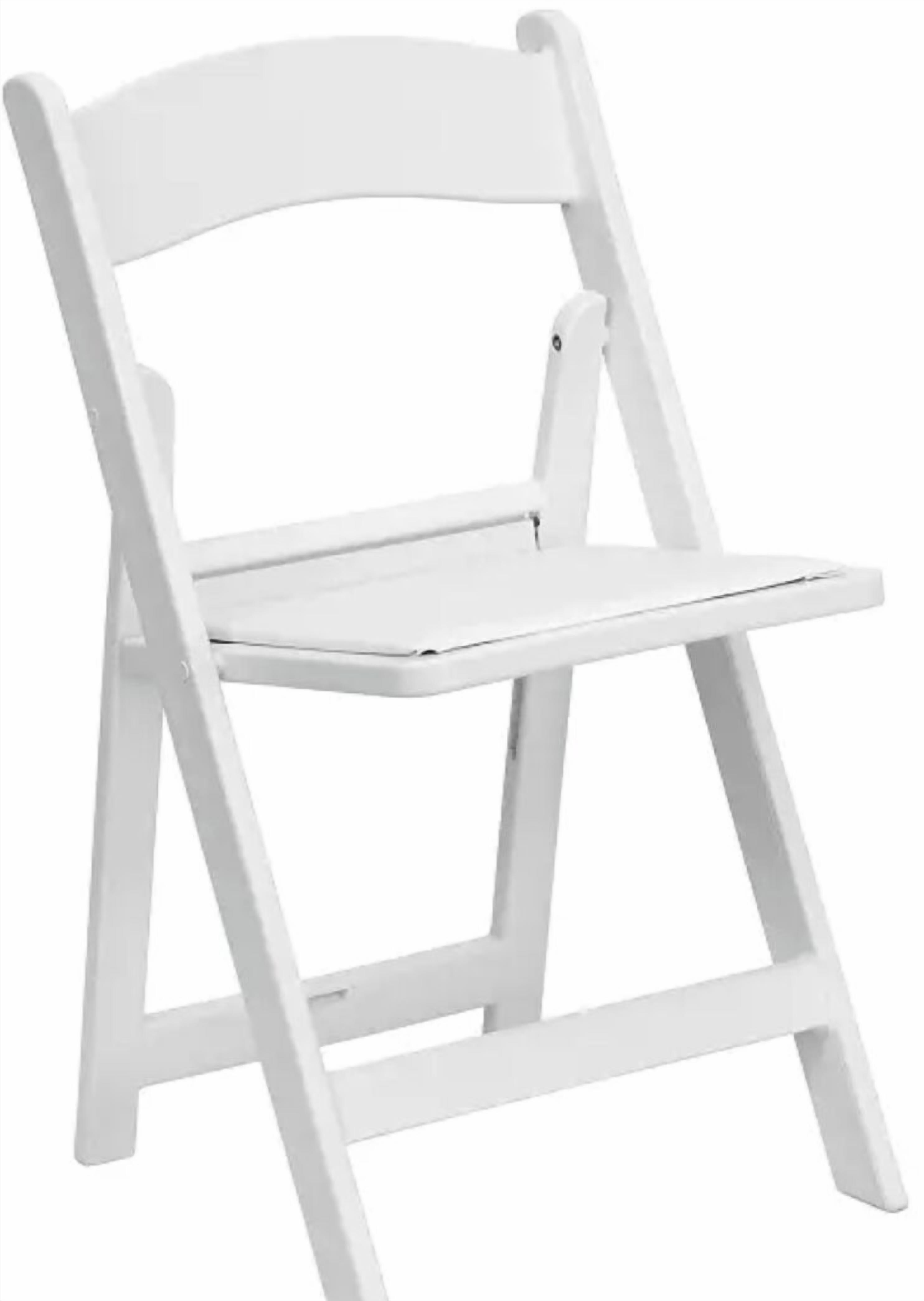 Een witte klapstoel met een zitplaats en een rugleuning.