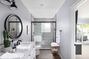 Combined shower/tub, hair dryer, towels, soap - Entertainment Galore! Heated Pool, Hot Tub, Game Room, Putting Green, and More! (Scottsdale)