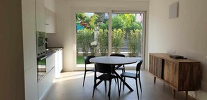 Kühlschrank, Mikrowelle, Ofen, Geschirrspüler