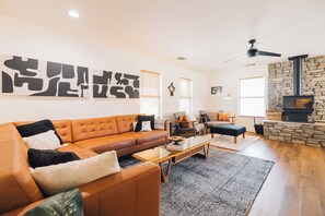 Smart TV, fireplace, foosball, books - New Raven Ranch-Dreamy Compound With Spa, Hammock Circle, Yoga Platforms, & More (Yucca Valley)