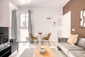 TV, stereo - Amazing Chueca 1BR Penthouse with terrace, by Blueground (Madrid)
