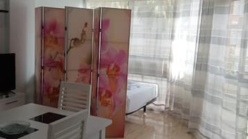 Bügeleisen/Bügelbrett, Reisekinderbett, kostenloses WLAN, Bettwäsche