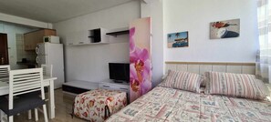 Iron/ironing board, free WiFi, bed sheets