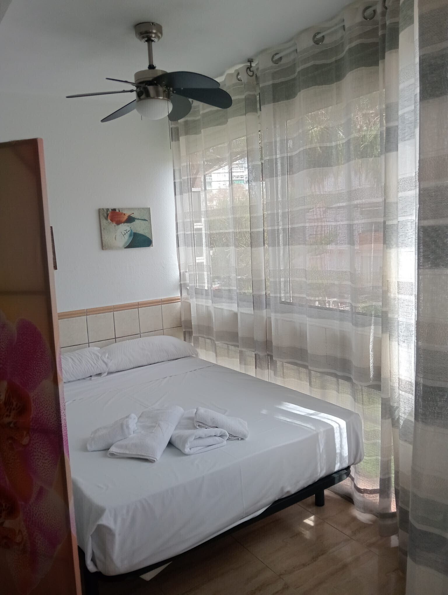 Tabla de planchar con plancha, cuna de viaje, wifi gratis y ropa de cama