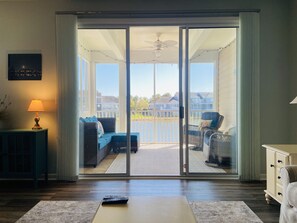 TV connectée, baby-foot, livres