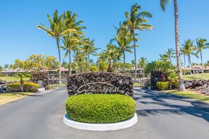 Property grounds - Luxury Villa: Hilton Pool Passes, Renovated, Private Beach Club, Sunset Views (Waimea)