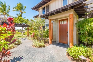 Exterior - Luxury Villa: Hilton Pool Passes, Renovated, Private Beach Club, Sunset Views (Waimea)