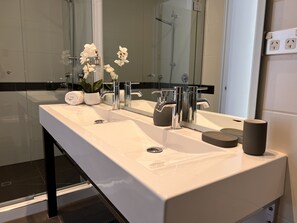 Douche, sèche-cheveux, serviettes fournies, savon