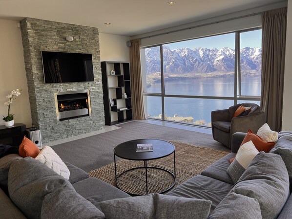 Smart TV, fireplace