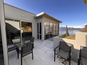 Outdoor dining - Iconic Queenstown Apartment (Queenstown)