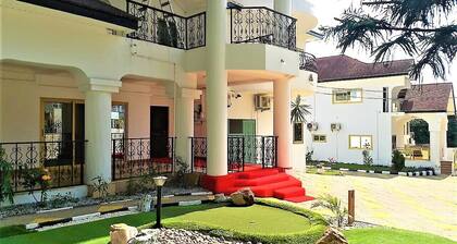7-bed Lux House-A with a pool & Mini-Golf, a Walking distance from the Airport.