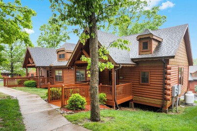 Comfortable Cabin with Whirlpool Tub, Gas Fireplace, and Screened-in Porch