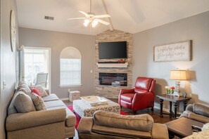 Smart TV, fireplace - Golf Course Escape • 3BR Legacy Condo w/ Fireplace & Sunroom (Branson)