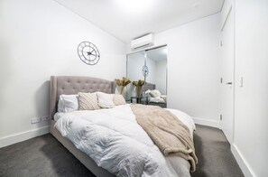 1 bedroom, WiFi, bed sheets - Luxury condo with spectacular view! (Sydney Olympic Park)